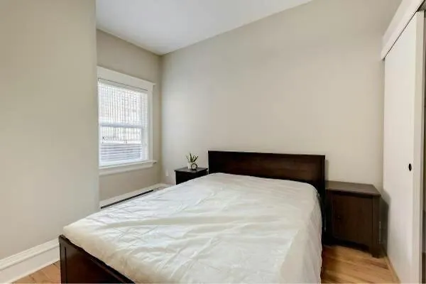 5 Star Location Downtown Core 1035 Granville St 6Bed-Rooms Unit 16 People Available Vancouver Apartment